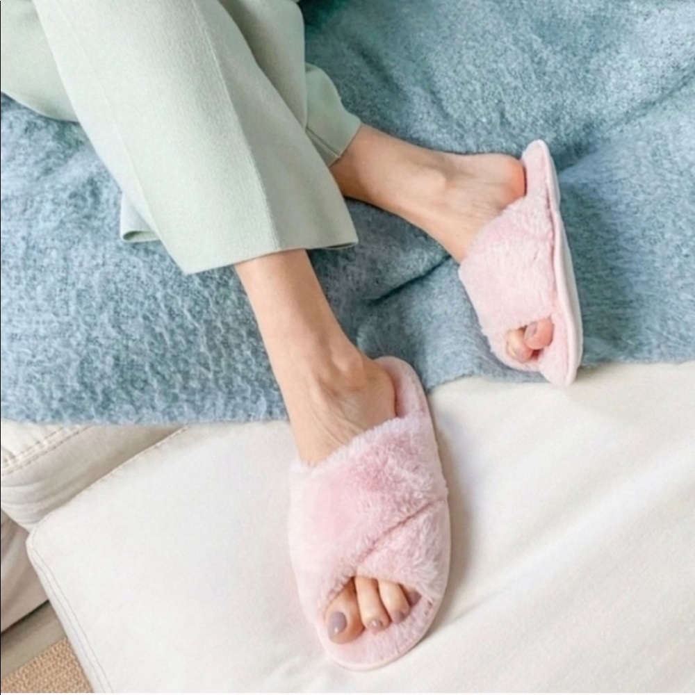 NEW NWT Splendid Sleep Pink Fuzzy Slippers M/L